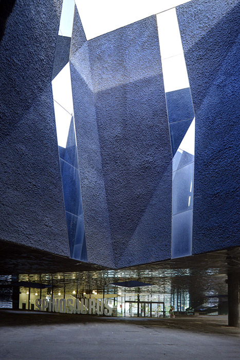 A heavy mass supported on the light glass at Museu Blau by Herzog and de Meuron