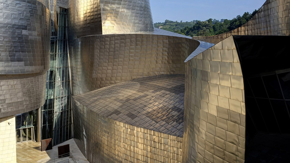 Curvilinear massing of the Guggenheim at Bilabo, Spain